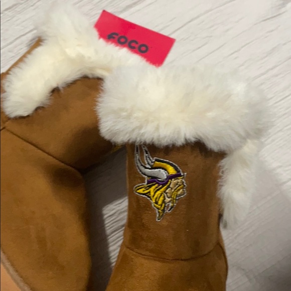 MINNESOTA VIKINGS WOMENS WHITE FUR BOOTS with defect right boot -see photos F14 - Picture 6 of 11
